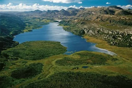 Água entre paisagens montanhosas