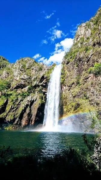 Cachoeira cercada por montanhas